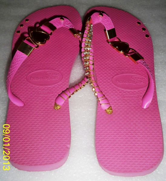 Havaianas Rosa com pedras e metais dourados