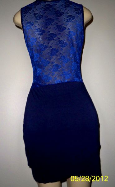 Vestido com renda nas costas azul