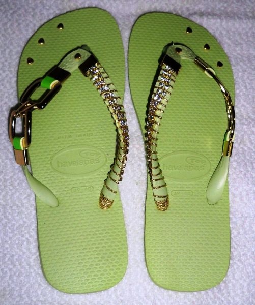 Havaiana Verde Claro com Swarovski e metais dourados