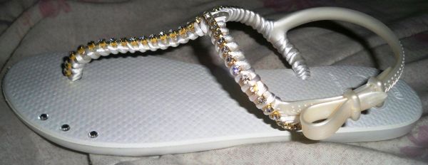 Havaiana Branca com Strass e fios brancos